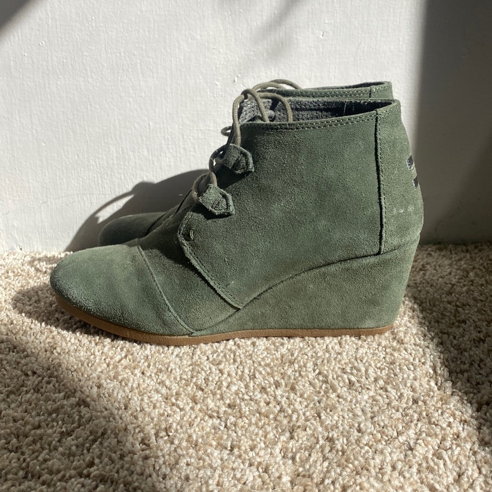 TOMS Women's Kala Desert Olive Suede Wedge Bootie